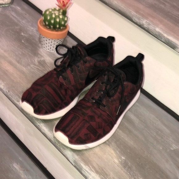 Nike Women's Roshe One 1 Print Night Maroon Sneakers size 9 844958-601 - Picture 7 of 9